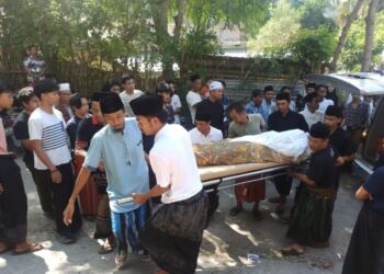 Korban saat dibawa ke rumah duka usai menjalani perawatan di RSUP NTB, Minggu (23/6). (foto/net)