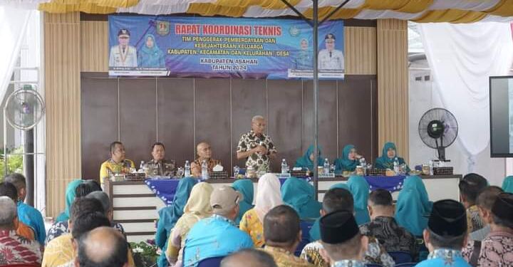 Bupati Asahan H. Surya, BSc membuka Rapat Koordinasi Teknis (Rakornis) TP. PKK Kabupaten Asahan Bulan Juni 2024 di Lapangan Kantor Kecamatan Air Batu, Kamis (20/06/2024). (foto/sabungan)
