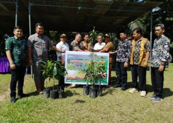 Pimpinan dan staf manajemen perkebunan PTPN lV Regional 1 Kebun Huta Padang. (Foto/Sabungan).