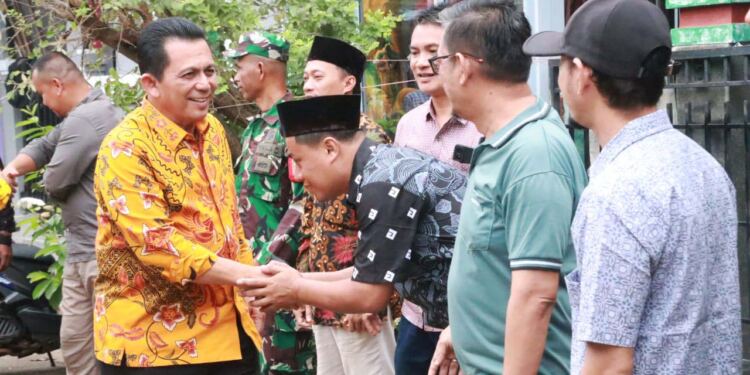 Gubernur Kepri, Ansar Ahmad bersilaturahmi dengan warga perumahan Odessa Batam. (foto/net)