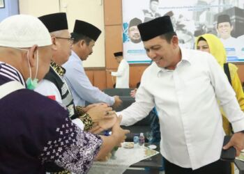 Gubernur Kepulauan Riau, H. Ansar Ahmad menyambut langsung kedatangan jemaah haji kloter pertama Debarkasi Batam Tahun 2024. (foto/net)