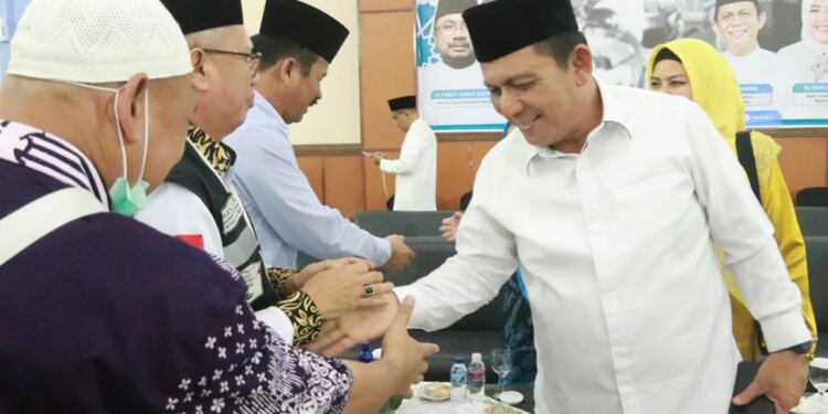 Gubernur Kepulauan Riau, H. Ansar Ahmad menyambut langsung kedatangan jemaah haji kloter pertama Debarkasi Batam Tahun 2024. (foto/net)