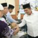 Gubernur Kepulauan Riau, H. Ansar Ahmad menyambut langsung kedatangan jemaah haji kloter pertama Debarkasi Batam Tahun 2024. (foto/net)