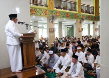 Gubernur Kepri Ansar Ahmad saat menjadi khatib Shalat Idul Adha 1445 Hijriah (foto/antara)