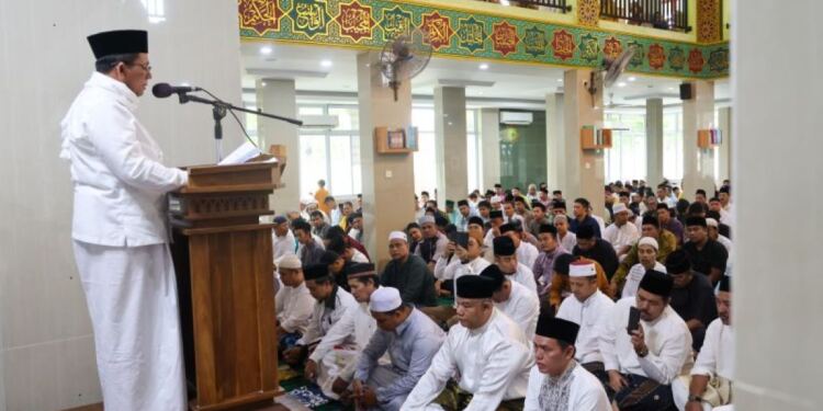 Gubernur Kepri Ansar Ahmad saat menjadi khatib Shalat Idul Adha 1445 Hijriah (foto/antara)
