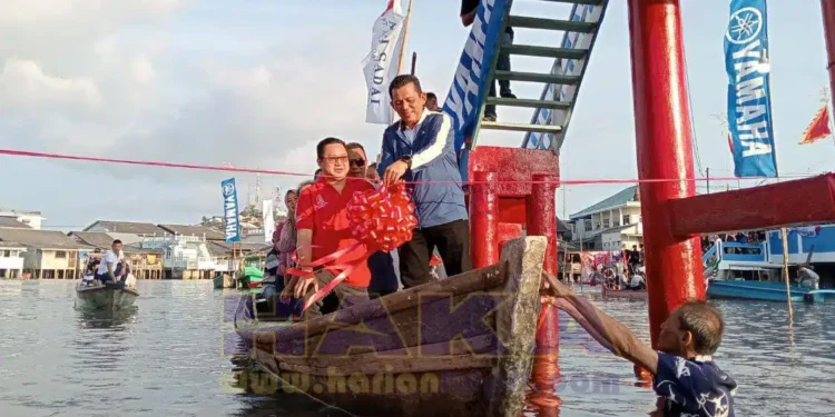 Gubernur Kepri, Ansar Ahmad saat membuka acara lomba perahu naga. (foto/net)