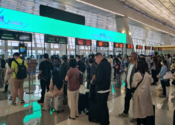 Penampakan antrian panjang di bandara Soekarno-Hatta. (foto/net)