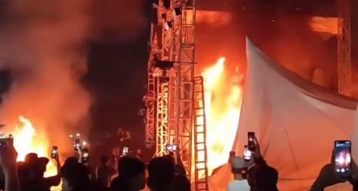 Penonton bakar panggung lantaran kecewa Artis batal tampil. (foto/net)