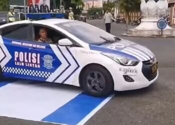 Mobil patwal polres Banjarnegara melindas bendera Israel. (foto/net)