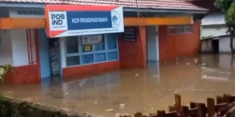 Banjir rendam kantor pos di OKU. (foto/net)