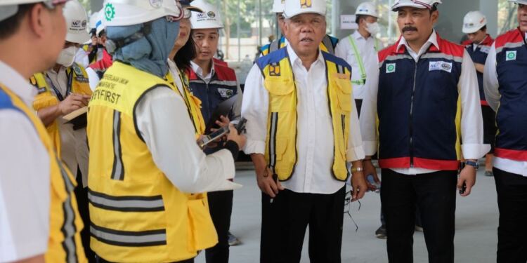 Menteri PUPR, Basuki Hadimuljono  saat melakukan kunjungan ke Universitas Gajah Mada Yogyakarta pada tahun lalu. (foto/net)