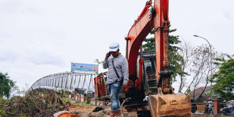 Pengerjaan pelebaran jalan didekat jembatan kapuas 1. (foto/net)