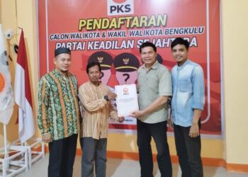 David Suardi Saat Mendaftarkan Diri di Kantor DPD Partai Keadilan Sejahtera (PKS) Kota Bengkulu