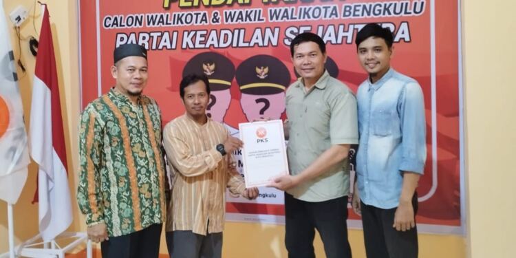 David Suardi Saat Mendaftarkan Diri di Kantor DPD Partai Keadilan Sejahtera (PKS) Kota Bengkulu
