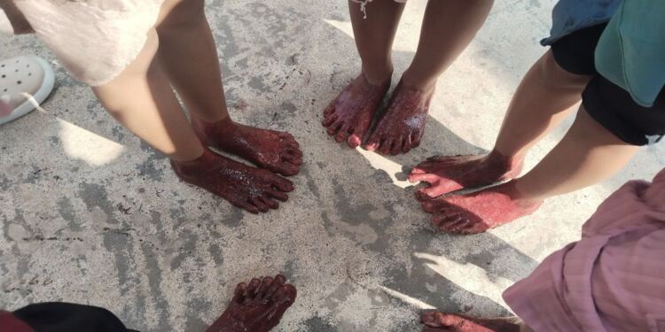 Tradisi celup kaki ke darah hewan kurban di Palembang. (foto/net)