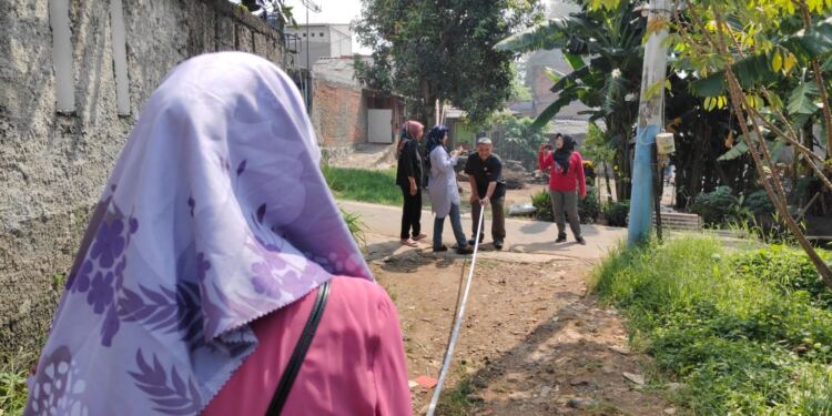 Aksi Dina mengukur jarak rumah nya ke SMAN 4 Depok. (foto/net)