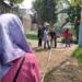Aksi Dina mengukur jarak rumah nya ke SMAN 4 Depok. (foto/net)
