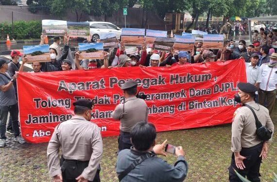 Massa yang tergabung dalam Koalisi LSM Kota Batam-Kepri menggelar aksi demonstrasi di Gedung Komisi Pemberantasan Korupsi (KPK). (foto/net)