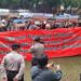 Massa yang tergabung dalam Koalisi LSM Kota Batam-Kepri menggelar aksi demonstrasi di Gedung Komisi Pemberantasan Korupsi (KPK). (foto/net)