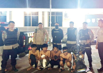 Para tersangka geng motor Jambi (jongkok). (foto/net)