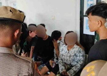 Sejumlah remaja yang di amankan warga akibat kumpul kebo. (foto/net)
