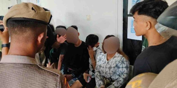 Sejumlah remaja yang di amankan warga akibat kumpul kebo. (foto/net)