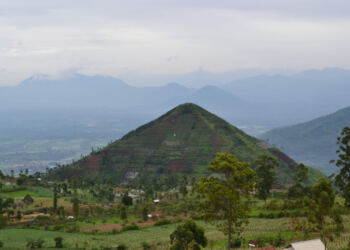 Penampakan Gunung Padang Dari Jarak Jauh (Foto/net)