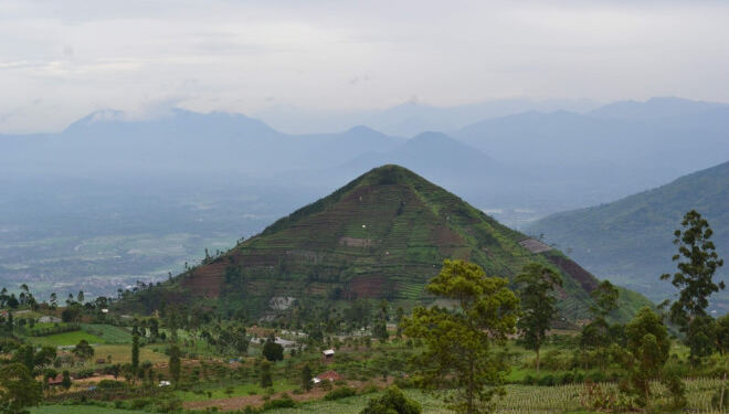 Penampakan Gunung Padang Dari Jarak Jauh (Foto/net)