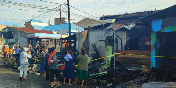 Kondisi rumah wartawan di Karo yang terbakar. (foto/net)