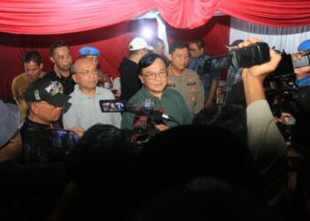Kapolda Sumbar Irjen Pol Suharyono, bersama Wakapolda Brigjen Pol Gupuh Setiyono, mendampingi tim dari Kompolnas RI untuk melakukan peninjauan lokasi penemuan mayat di bawah jembatan Kuranji Padang, Kamis (27/6/2024) dini hari. (foto/net)