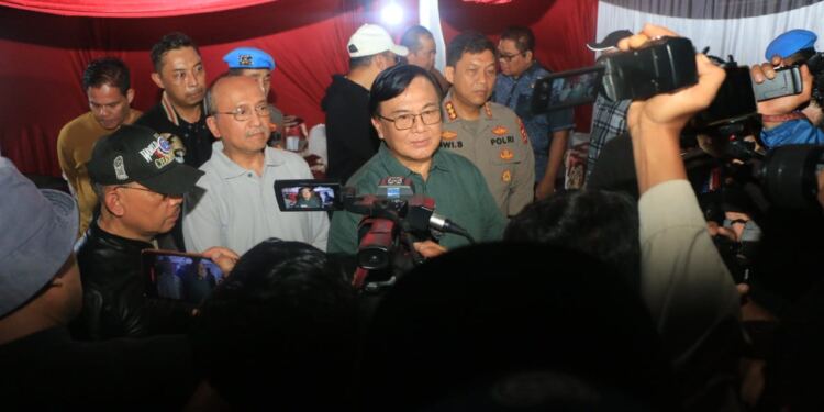 Kapolda Sumbar Irjen Pol Suharyono, bersama Wakapolda Brigjen Pol Gupuh Setiyono, mendampingi tim dari Kompolnas RI untuk melakukan peninjauan lokasi penemuan mayat di bawah jembatan Kuranji Padang, Kamis (27/6/2024) dini hari. (foto/net)