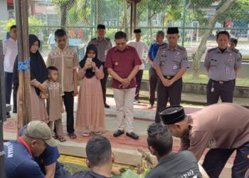 Dinas terkait dan Pejabat Lapas Batam saksikan penyembelihan hewan kurban di lapas Batam. (foto/net)