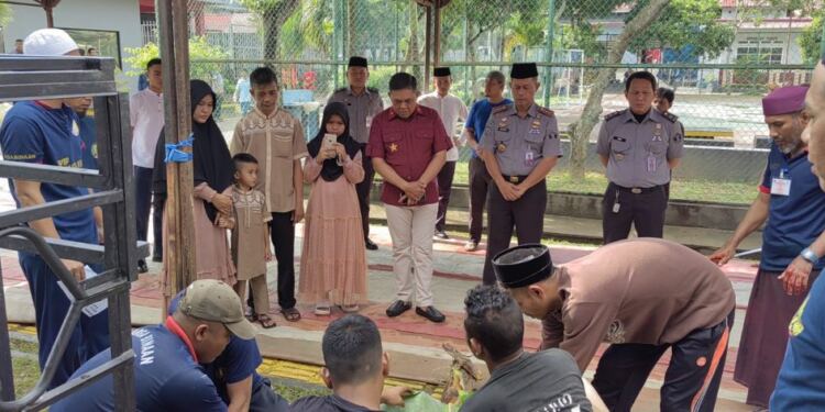 Dinas terkait dan Pejabat Lapas Batam saksikan penyembelihan hewan kurban di lapas Batam. (foto/net)