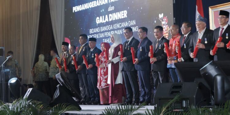 Acara penganugerahan tanda pengharagaan percepetan penurunan stunting di Semarang. (foto/doc)