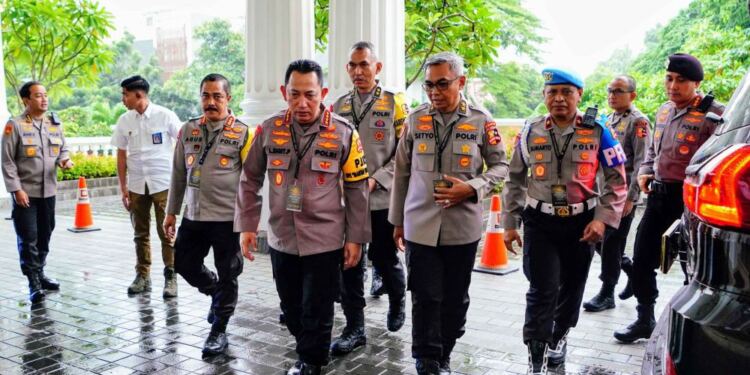 Kapolri dan sejumlah perwira tinggi polri. (foto/net)