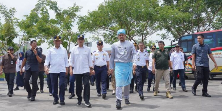 Menhub, Budi Karya Sumadi Didampingi Walkot Medan, Bobby Nasution meninjau langsung operasional terminal Amplas-Medan. (foto/net)