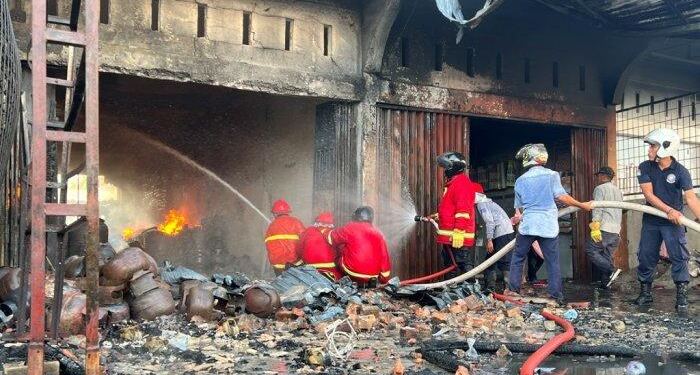 Petugas berusaha memadamkan api. (foto/net)