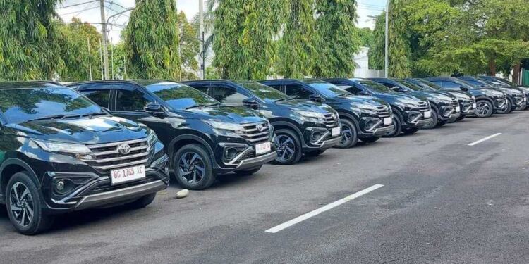 Mobil operasional desa berjejer di Pendopoan Rumdin Walkot Prabumulih. (foto/net)
