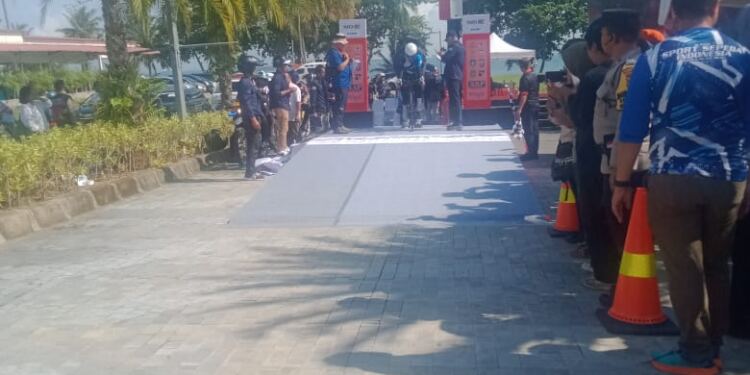Atlet wanita balap sepeda pada ajang Kejurnas Road Race dan MTB di Batam. (foto/Budi Arman)