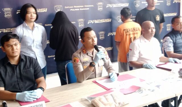 konferensi pers kasus penelantaran anak di Karimun, Kepri. (foto/net)