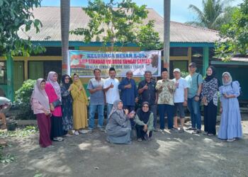 Guru dan sejumlah alumni SMPN 1 Standar Vll angkatan 89 Koto Sungai Sariak. (foto/agustin)