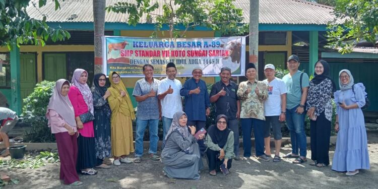 Guru dan sejumlah alumni SMPN 1 Standar Vll angkatan 89 Koto Sungai Sariak. (foto/agustin)