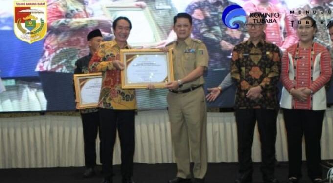 Pj Bupati Tubaba menerima Pengharagaan dari Kemenkumham. (foto/diri)