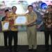 Pj Bupati Tubaba menerima Pengharagaan dari Kemenkumham. (foto/diri)