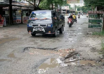 Sejumlah Kendaraan Melintasi Jl. Cipta Karya Pekanbaru (Foto/Net)