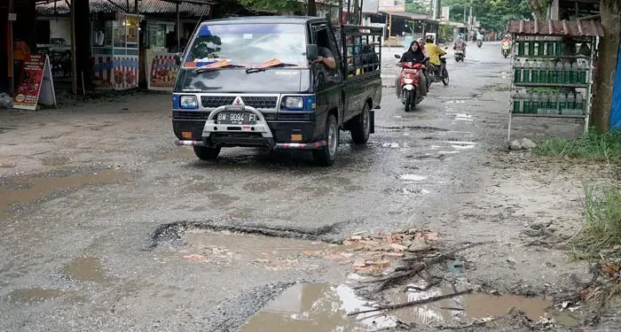 Sejumlah Kendaraan Melintasi Jl. Cipta Karya Pekanbaru (Foto/Net)