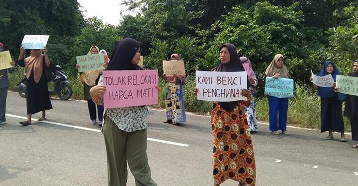 Sejumlah warga rempang menolak untuk direlokasi. (foto/net)