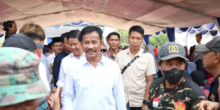 Warga Natuna tampak antusias menyambut kedatangan Walkot Batam, Muhammad Rudi. (foto/net)
