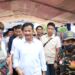 Warga Natuna tampak antusias menyambut kedatangan Walkot Batam, Muhammad Rudi. (foto/net)