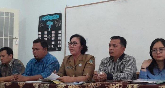 Kepsek SMAN 8 Medan, Rosmaida Asianna Purba (tengah). (foto/net)